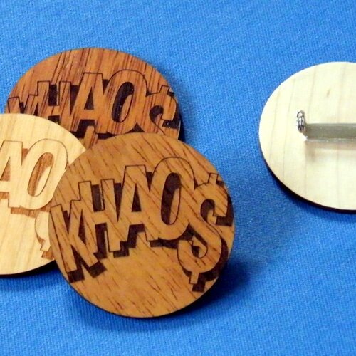 Ansteckbuttons aus Holz