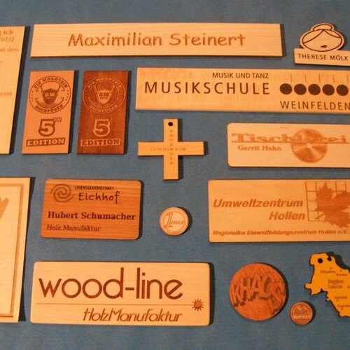 Grafik und Schrift auf Holz graviert